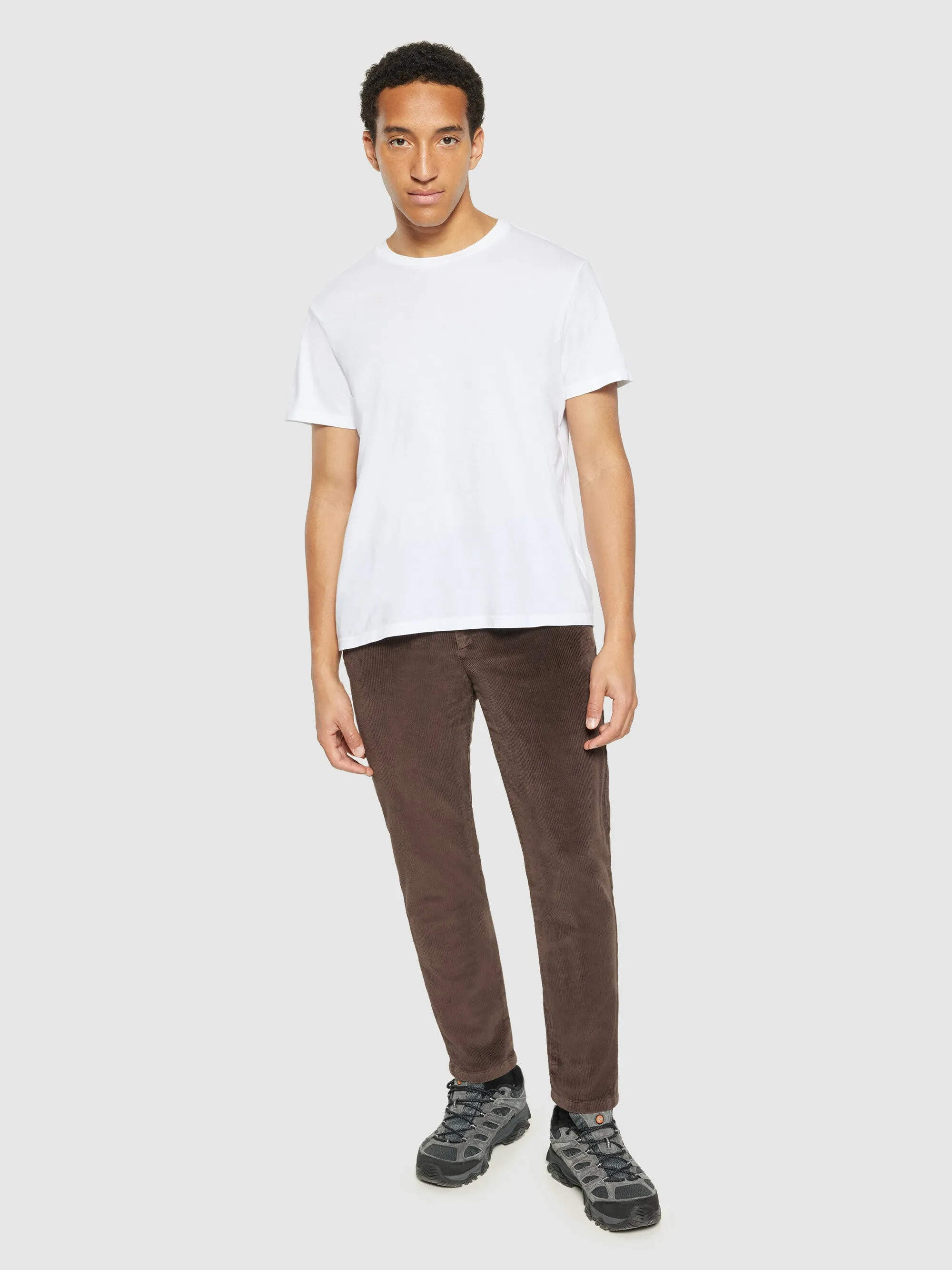 CHUCK regular 8-wales corduroy chino pants - Demitasse (brown)